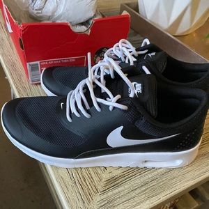 NWT Nike Air Max Thea GS w/Black WMNS